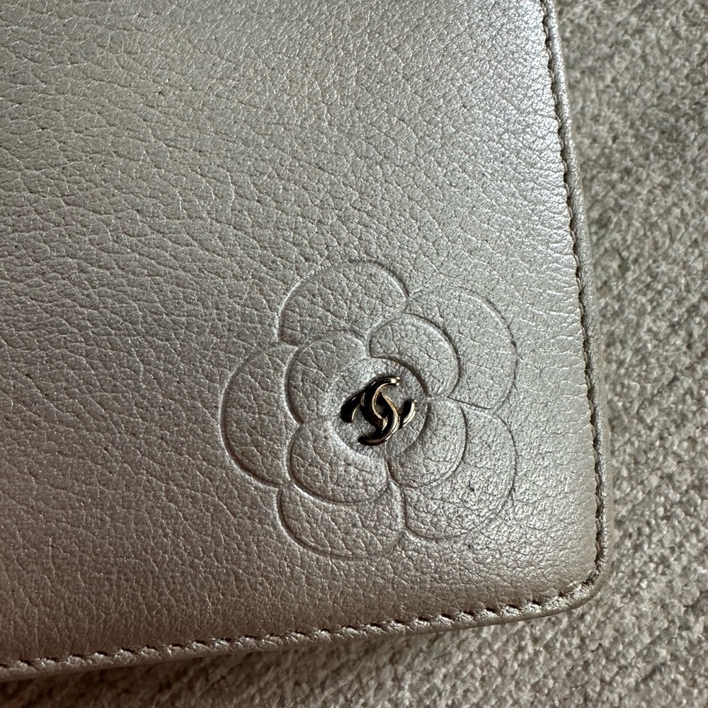 CHANEL Camelia Wallet Leather Silver CC - Picture 3 of 11